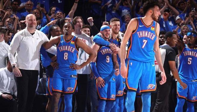 猛龙三大得分手合砍72分，带队终结两连败（猛龙三箭头合力轰下72分，止住两连败）