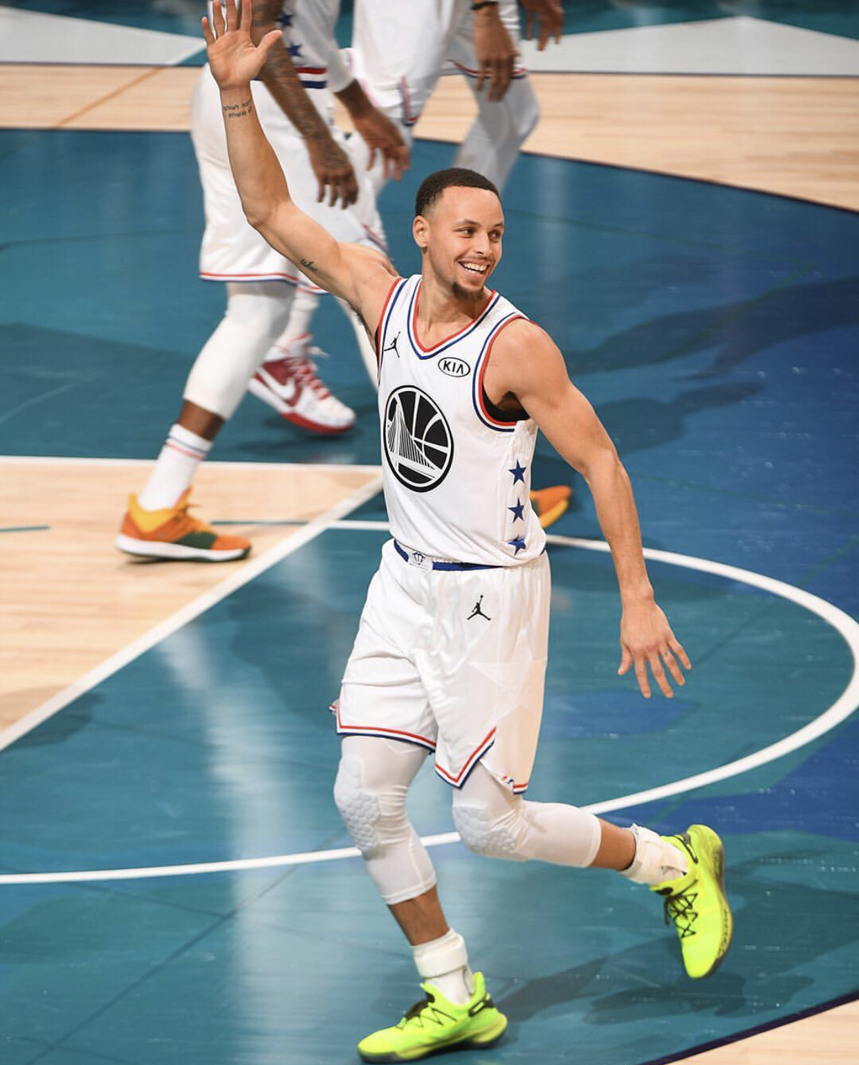 反对家暴，克雷莫内塞球衣背后印的是与球员关系密切女性名字（反家暴行动：克雷莫内塞球衣背后印与球员最亲近女性姓名）